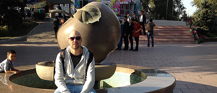 Das obligatorische Foto am Apfel-Denkmal in Almaty. (Quelle: Ruti)