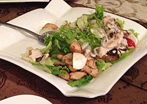 Salat mit gebratenem Hühnchen, Zwiebeln, Tomaten, Pilzen. (Quelle: ruti)
