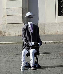 Dieser kopflose Herr war nur einer von vielen Künstlern auf der Piazza Navona. (Foto: ruti)