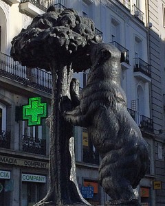 Der Bär, der am Erdbeerbaum nascht, ist ein Wahrzeichen Madrids. (Quelle: ruti)