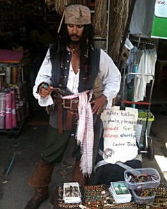 Jack Sparrow verdient sich auf dem Chatuchak-Markt ein paar Baht. (Foto: ruti)