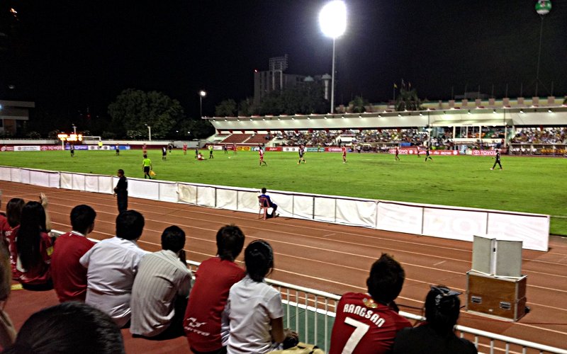 Zu Gast bei einem Fußballspiel in Bangkok (Foto: Ruti)