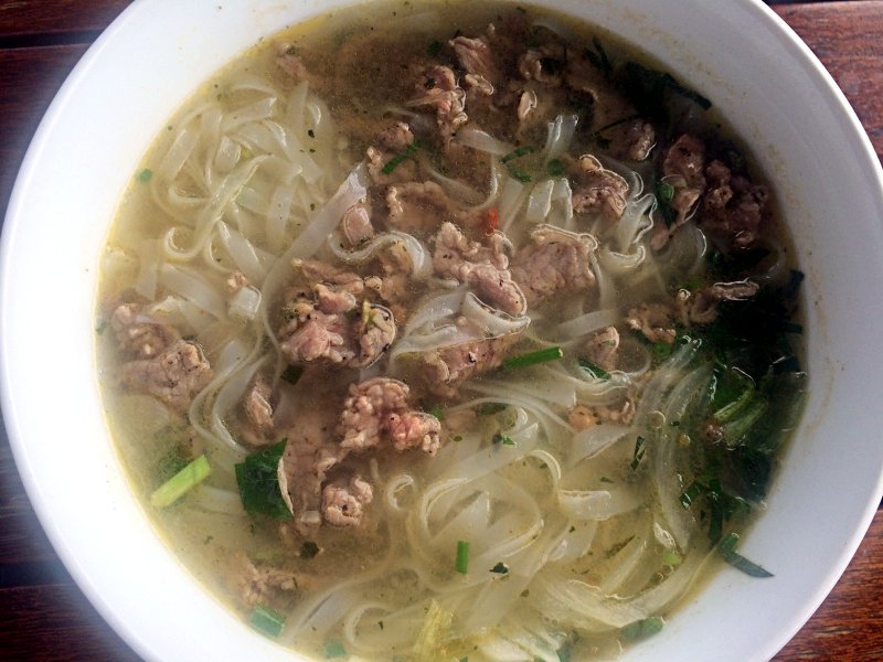 Die Pho-Suppe ist das typische Frühstück der Vietnamesen. (Foto: Ruti)