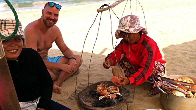 Am Strand in Nha Trang werden frische Krabben direkt an der Liege gegrillt. Dabei kann man noch nett mit den Händlerinnen plaudern. (Foto: Ruti)
