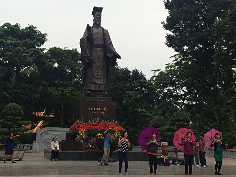 Denkmal des vietnamesischen Kaisers Ly Thai To in Hanoi. Der Platz wird auch gern für Tanzübungen genutzt. (Foto: Ruti)