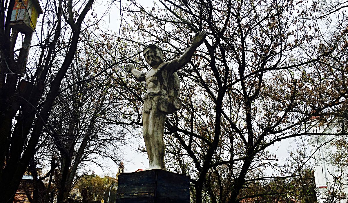 Skulptur vom viel gereisten Backpacker-Jesus in der Künstler-Republik Uzupis in Vilnius, Litauen (Foto: Ruti)