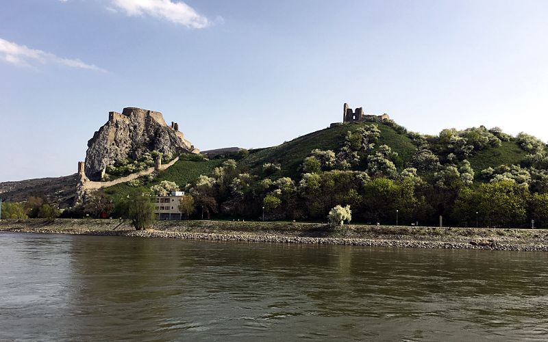 Dieser Berg ist quasi die Grenze zwischen Österreich und der Slowakei, wenn man über die Donau fährt. (Foto: Ruti)