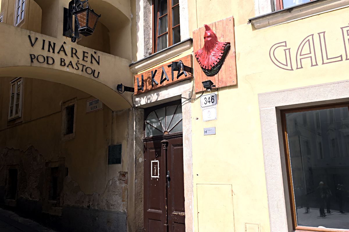 Der rote Kopf zeigt es an: In dieser Straße lebte einst der Henker der Stadt Bratislava. (Foto: Ruti)