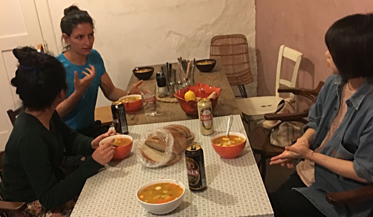 Das Wild Elephant Hostel ist sehr alternativ, die vielen jungen Volunteers kreieren aber eine familiäre Atmosphäre. Hier haben wir gemeinsam Hrstka-Suppe gekocht und gegessen. (Foto: Ruti)