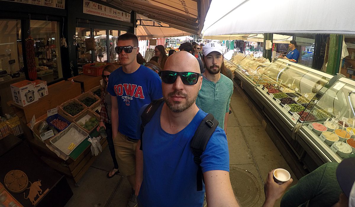 Selfie auf dem Wiener Naschmarkt. Ich habe genau gegenüber gewohnt und bin voll auf den Markt mit all seinen Schweinereien, Restaurants und Cafés abgefahren. (Foto: Ruti)