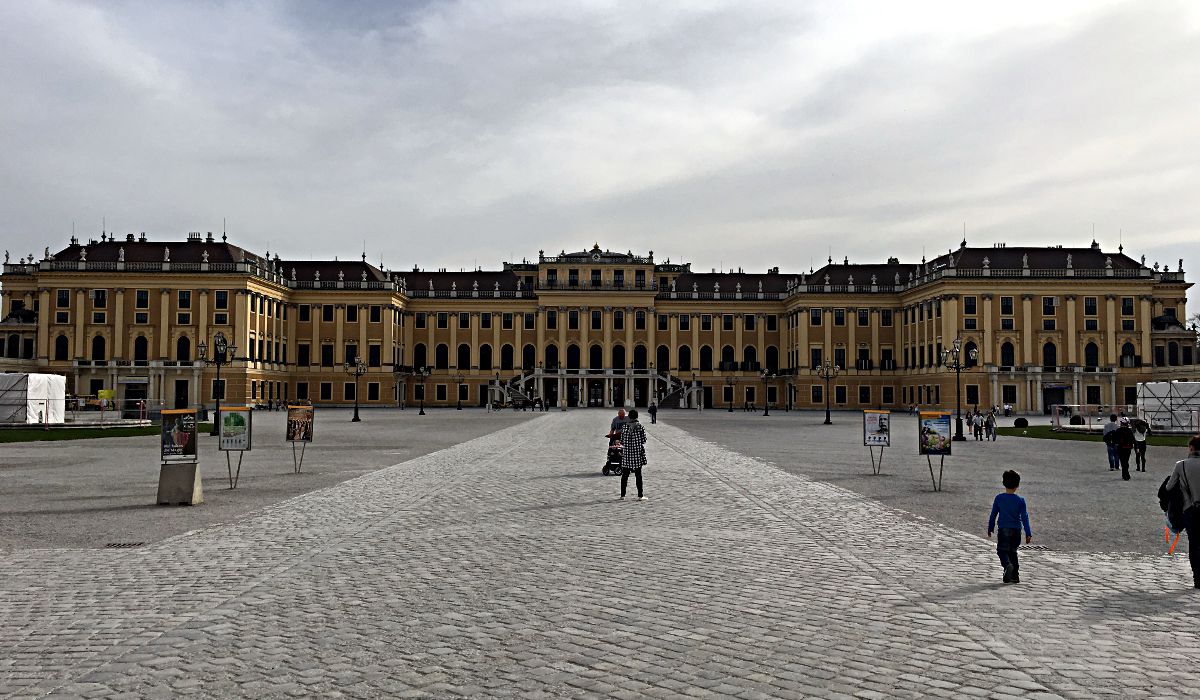 Das mächtige Schloss Schönbrunn, wo schon der 6-jährige Mozart für Kaiserin Sisi musiziert hat. (Foto: Ruti)