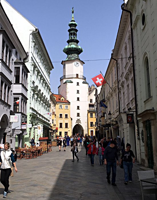 Das Michaelertor am Ende der Straße ist der einzig erhaltene mittelalterliche Zugang zur Altstadt Bratislavas. Die Kirche dazu exitiert nicht mehr. (Foto: Ruti)