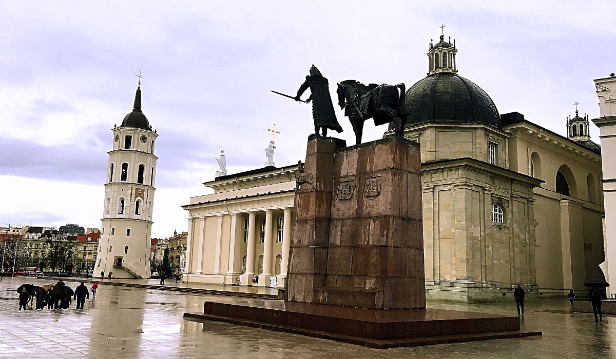 Die Kathedrale in Vilnius mit der Statue des Stadtgründers von Gediminas ist ein zentraler Ort in der Hauptstadt Litauens (Foto: Ruti)