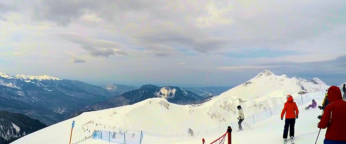 Die Sicht war leider nicht optimal, aber in Sotschi kann man beim Skifahren aufs Meer blicken. Im Hintergrund kann man es erahnen. (Foto: Ruti)