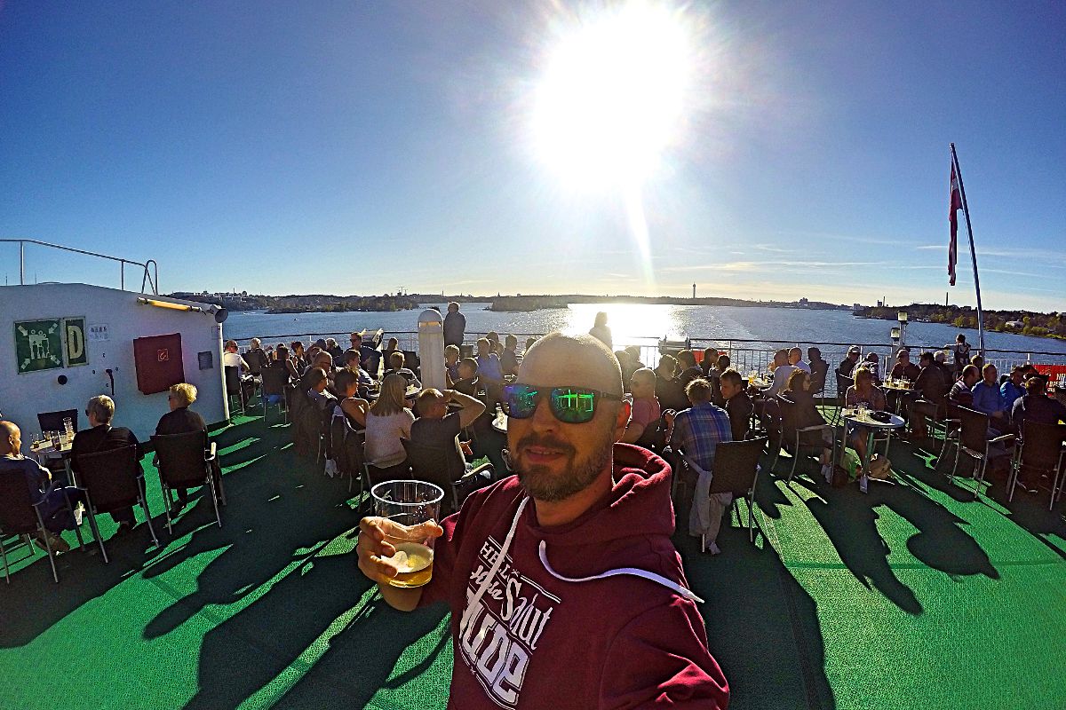 Bierchen auf dem Sonnendeck von Stockholm, Schweden nach Riga, Lettland (Foto: Ruti)