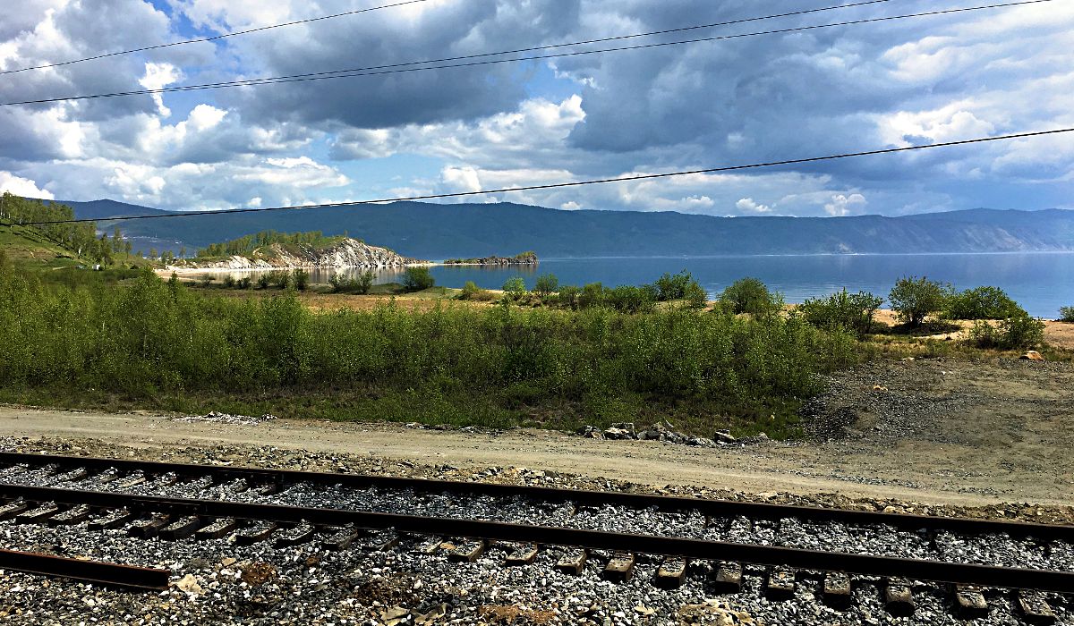 Blick aus dem Zug auf den Baikalsee (Foto: Ruti)