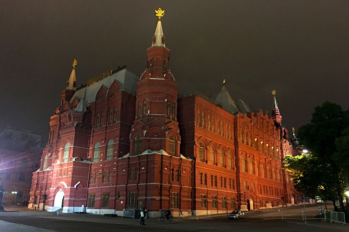 Dieses bekannte Gebäude ist das historische Museum und steht auf dem Roten Platz in Moskau. (Foto: Ruti)
