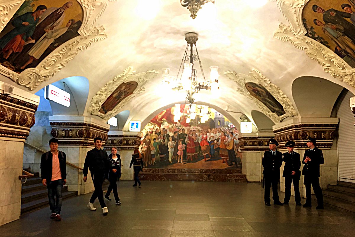 Die Moskauer Metro-Stationen tragen den Spitznamen "unterirdische Paläste". Ich glaube, man kann erahnen, warum. (Foto: Ruti)