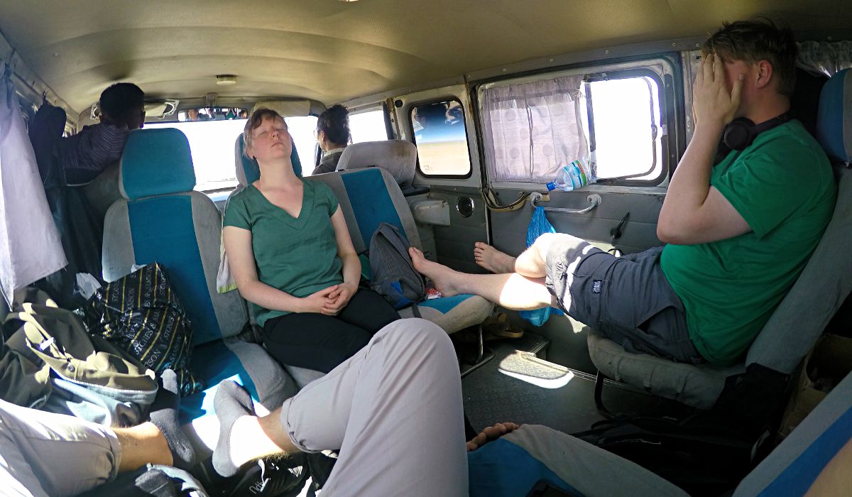 Im Bus zur nächsten Station in der Mongolei hieß es erst einmal auskatern, obwohl das bei dem Gehoppel in der Steppe nicht leicht war. (Foto: ruti)