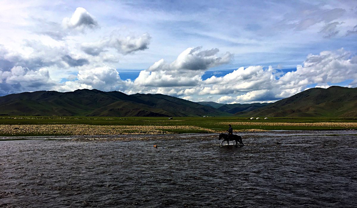 In der Mongolei reiten noch Männer durch Flüsse. (Foto: Ruti)