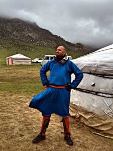 Da das Wetter beschissen war, kalt und regnerisch, wurde ich in traditionelle mongolische Kleidung gesteckt. (Foto: Ruti)