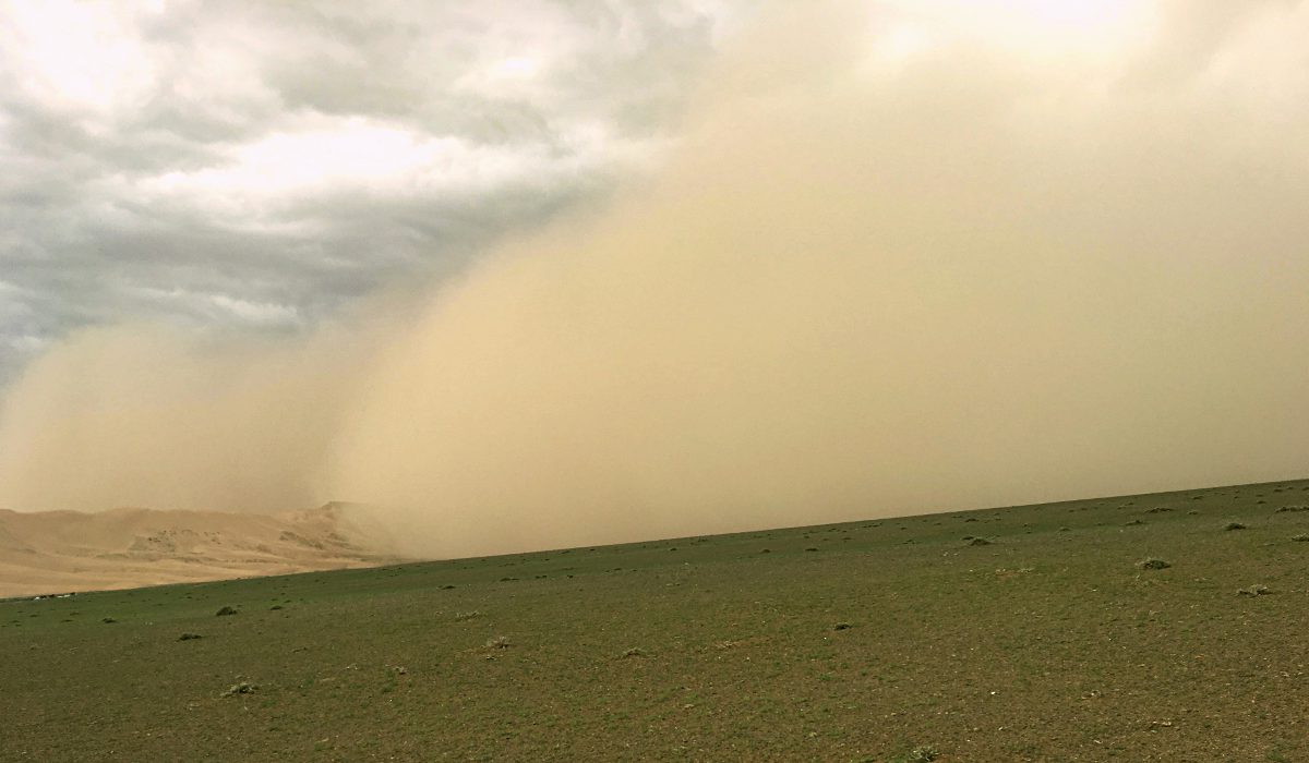 Der Sandsturm in der Mongolei kam spektakulär daher. (Foto: Ruti)