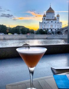In der Strelka Bar kannst du deinen Cocktail mit einem fantastischen Ausblick genießen. (Foto: ruti)