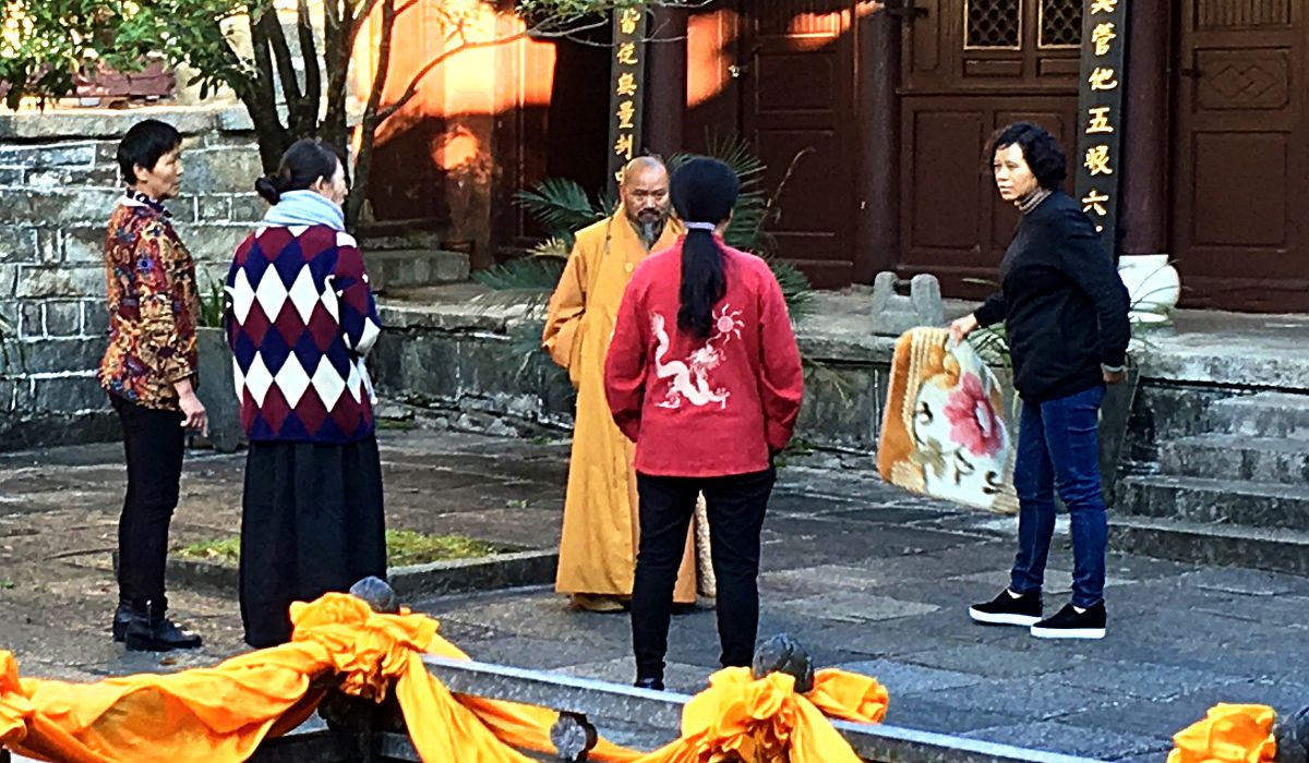 Der Mann in Orange ist der Master des Kung-Fu-Tempels Wu Wei Si in China. (Foto: Ruti)