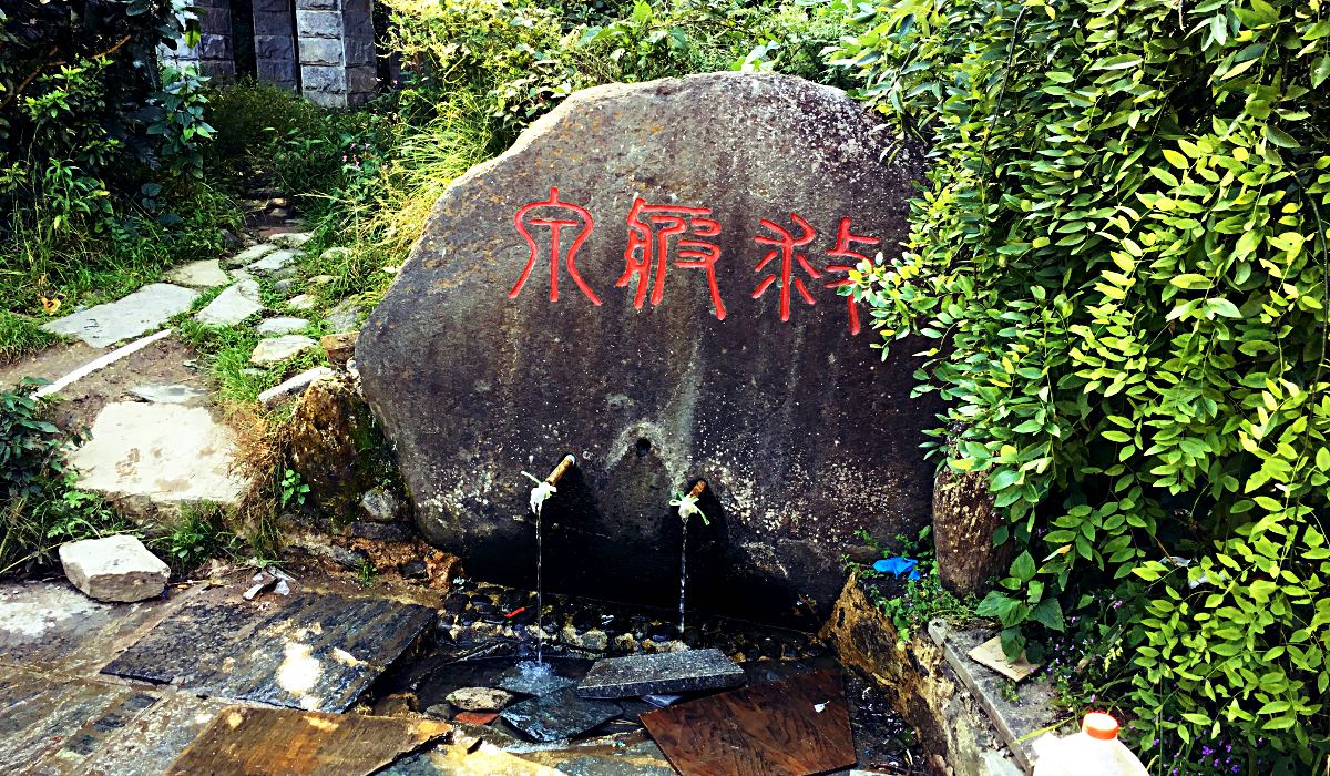 Hier, an der Quelle des Wu-Wei-Tempels, holten nicht nur wir unser Trinkwasser, auch viele Menschen aus Dali fuhren extra hier her, um es sich abzufüllen. (Foto: Ruti)