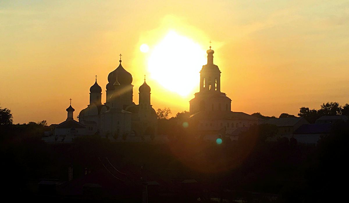 Die Sonne versinkt hinter dem Frauenkloster in Bogoljubowo. (Foto: ruti)