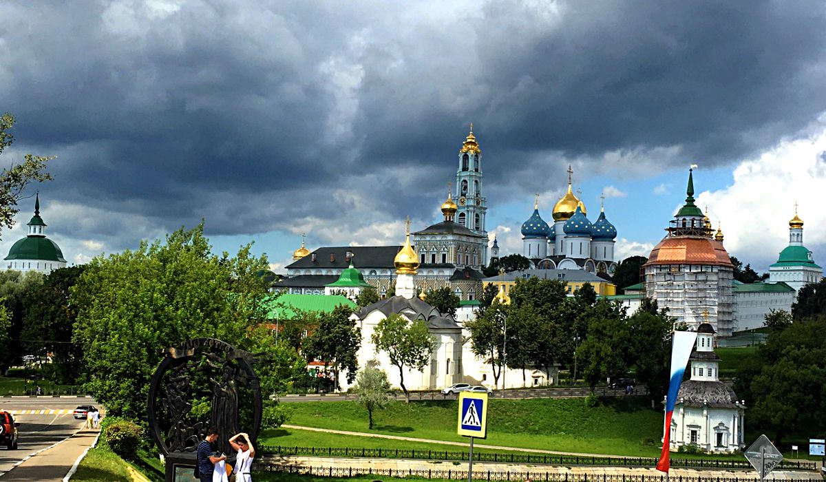 Sergijew Possad gewährt spektakuläre Blicke auf das Dreifaltigkeitskloster. (Foto: Ruti)