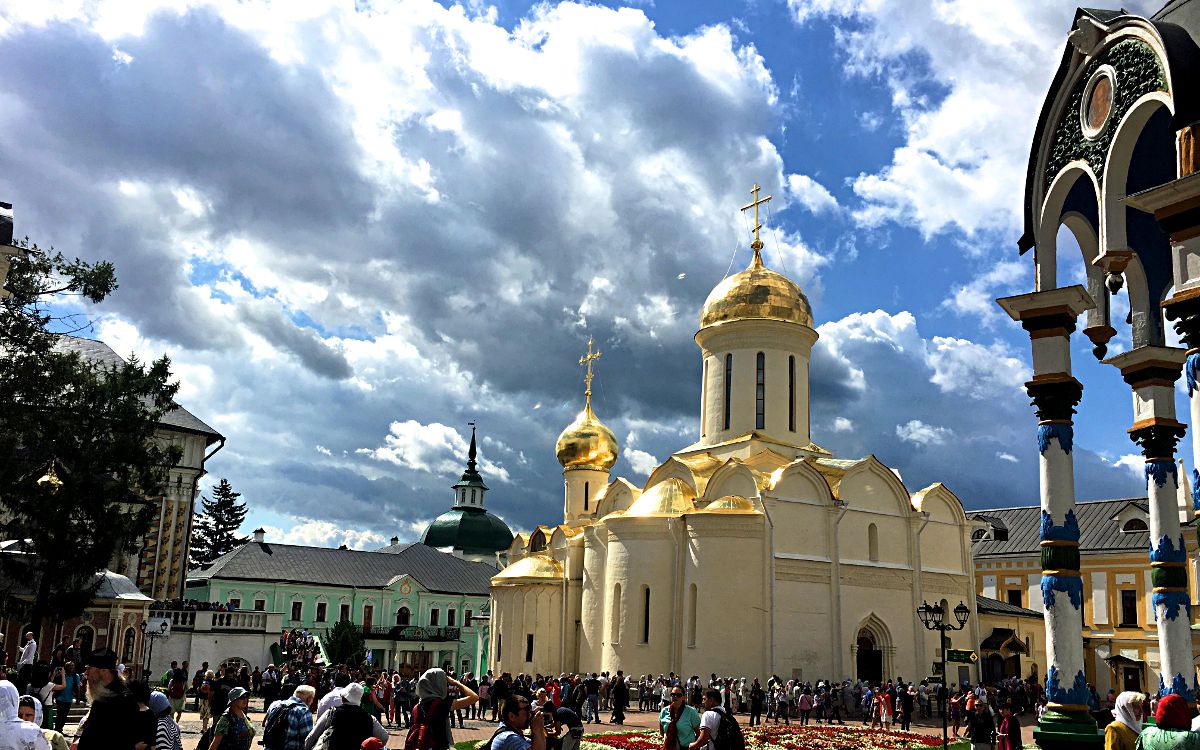 Das Dreifaltigkeitskloster in Sergijew Possad hat mehr als eine sehenswerte Kirche zu bieten. Am schönsten sind sie natürlich bei Sonnenschein. (Foto: Ruti)