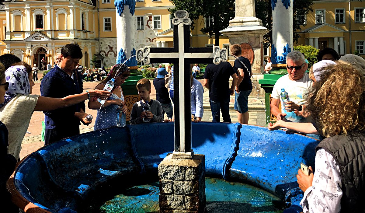 Die Menschen füllen sich im Dreifaltigkeitskloster von Sergijew Possad heilendes Wasser ab. (Foto: Ruti)