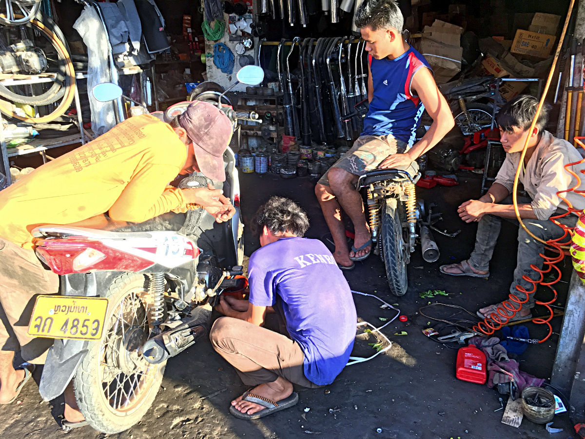 Ölwechsel in Laos - eine Vertragswerkstatt war es nicht gerade. (Foto: Ruti)