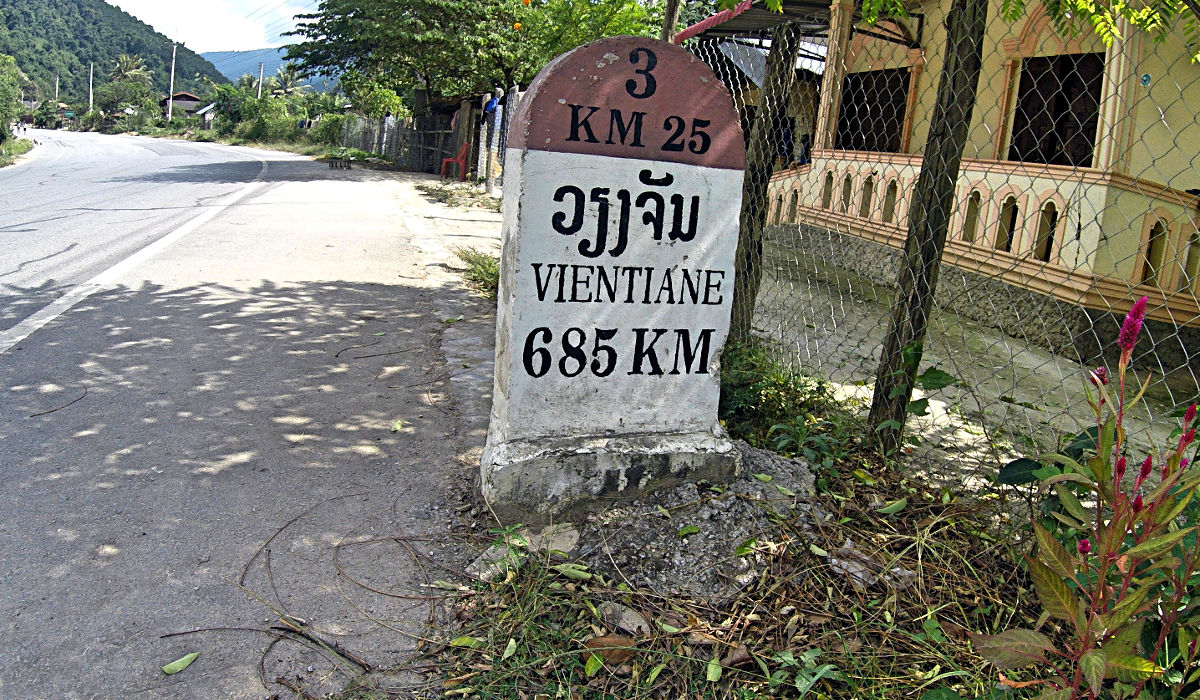 Am Ortsausgang von Luang Namtha steht dieser Stein. Da ich aber nicht direkt gefahren bin, habe ich am Ende ein paar hundert Kilometer mehr auf dem Tacho gehabt. (Foto: Ruti)