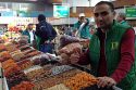 Der Nussverkäufer, der mich immer mit Namen rief auf dem Green Bazaar in Almaty (Quelle: ruti)