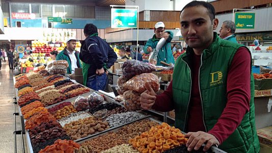 Der Nussverkäufer, der mich immer mit Namen rief auf dem Green Bazaar in Almaty (Quelle: ruti)