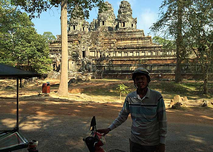 Das ist der nette Tuk-Tuk-Fahrer, der mich durch die Ruinen in Angkor gefahren hat. (Foto: ruti)