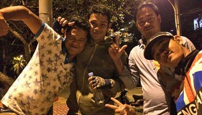 Meine kambodschanischen Rum-Cola-Freunde (Foto: ruti)