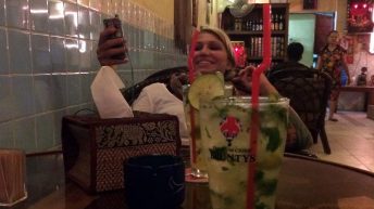 Cocktail trinken mit Isabell in Phnom Penh (Foto: ruti)