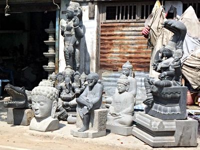 Solche aus Stein gehauene Figuren gibt es in allen Formen und Größen in Mahabalipuram. (Foto: ruti)
