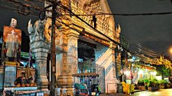Ein Tempel in Bangkok bei Nacht. (Foto: S.E.)