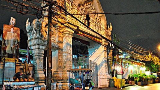 Ein Tempel in Bangkok bei Nacht. (Foto: S.E.)