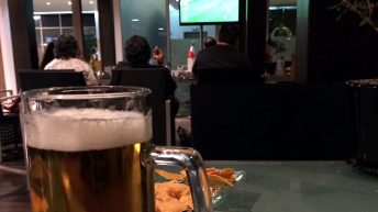 Das WM-Finale 2014 verfolgte ich in der Bar des Flughafen-Hotels in Athen. (Foto: Ruti)