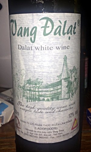 In Vietnam wird auch Wein angebaut und hergestellt. Hier: Weißwein aus Dalat in Vietnam (Foto: Ruti)