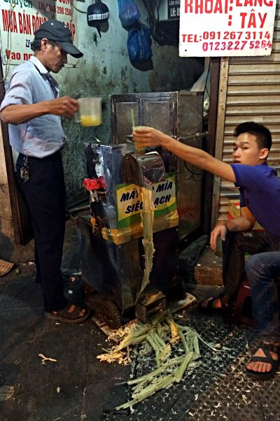 In dieser Maschine stellen sie in Vietnam Zuckerrohrsaft her. (Foto: Ruti)