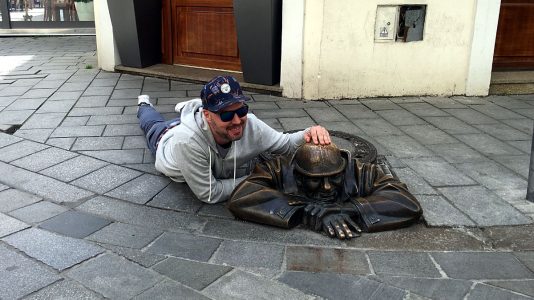 Der Man at Work ist die am häufigsten fotografierte Statue Bratislavas. Ihm auf den Kopf zu fassen, soll Glück bringen. (Foto: Ruti)