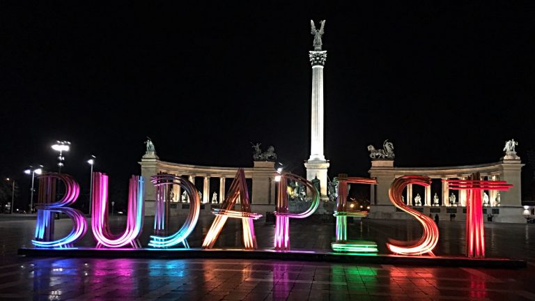 So sieht Budapests Heldenplatz bei Nacht aus. (Foto: Ruti)
