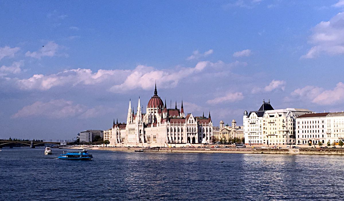 Das Parlament ist gemeinsam mit der St.-Stephans-Basilika das höchste Gebäude in Budapest. Es misst 96 Meter, denn 896 besiedelten die Ungarn dieses Gebiet. Kein Gebäude der Stadt darf höher sein. (Foto: Ruti)