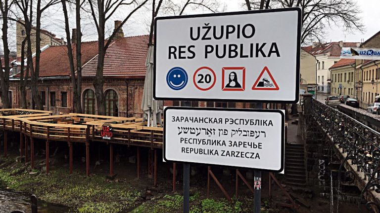 Eingangsschild der Republik Uzupis in Vilnius, Litauen (Foto: Ruti)